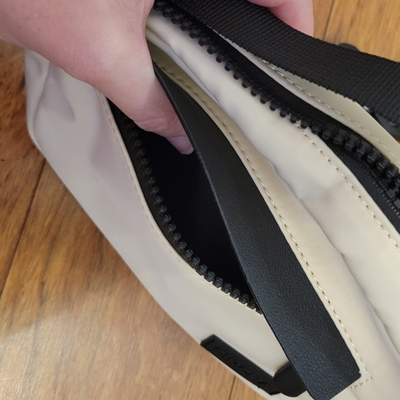 Cinch Women's Cream and Black Crossbody Bag - Picture 4 of 12